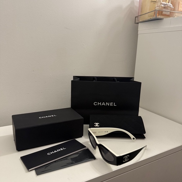 Chanel Cat Eye Sunglasses Black & White CC - Picture 3 of 6